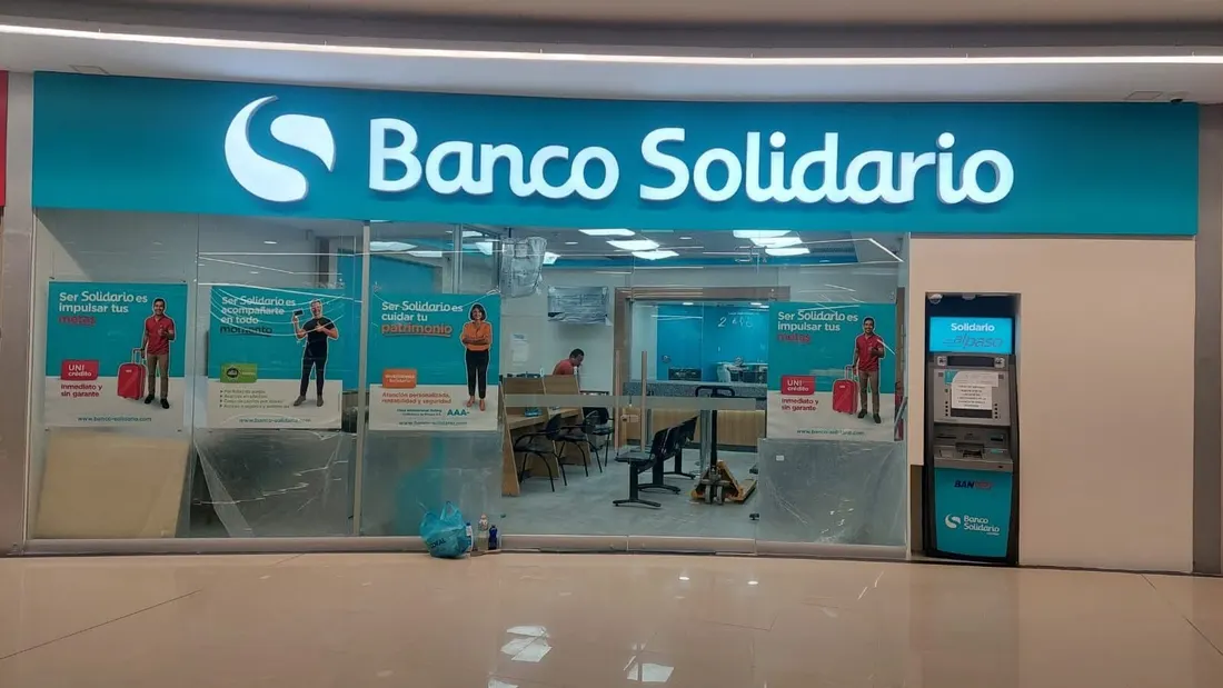 Instalación de letrero luminoso de Banco Solidario realizada por Diseño Express