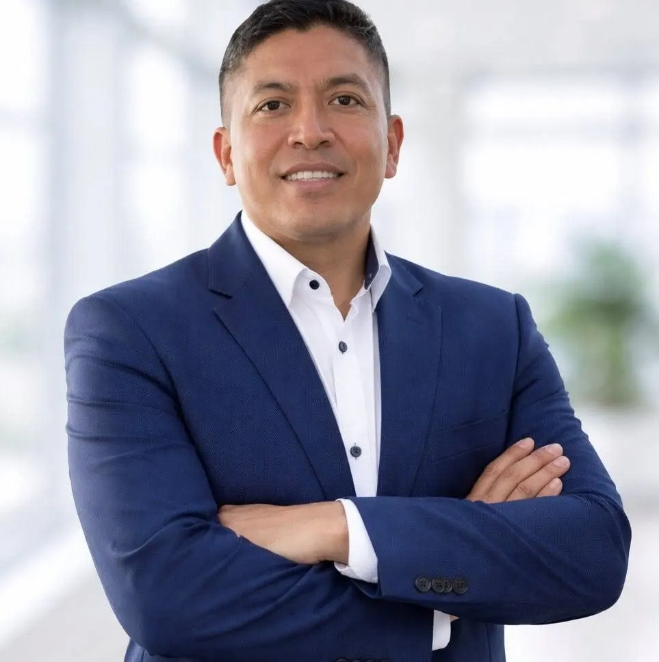 Milton Vinicio, Propietario de Diseño Express